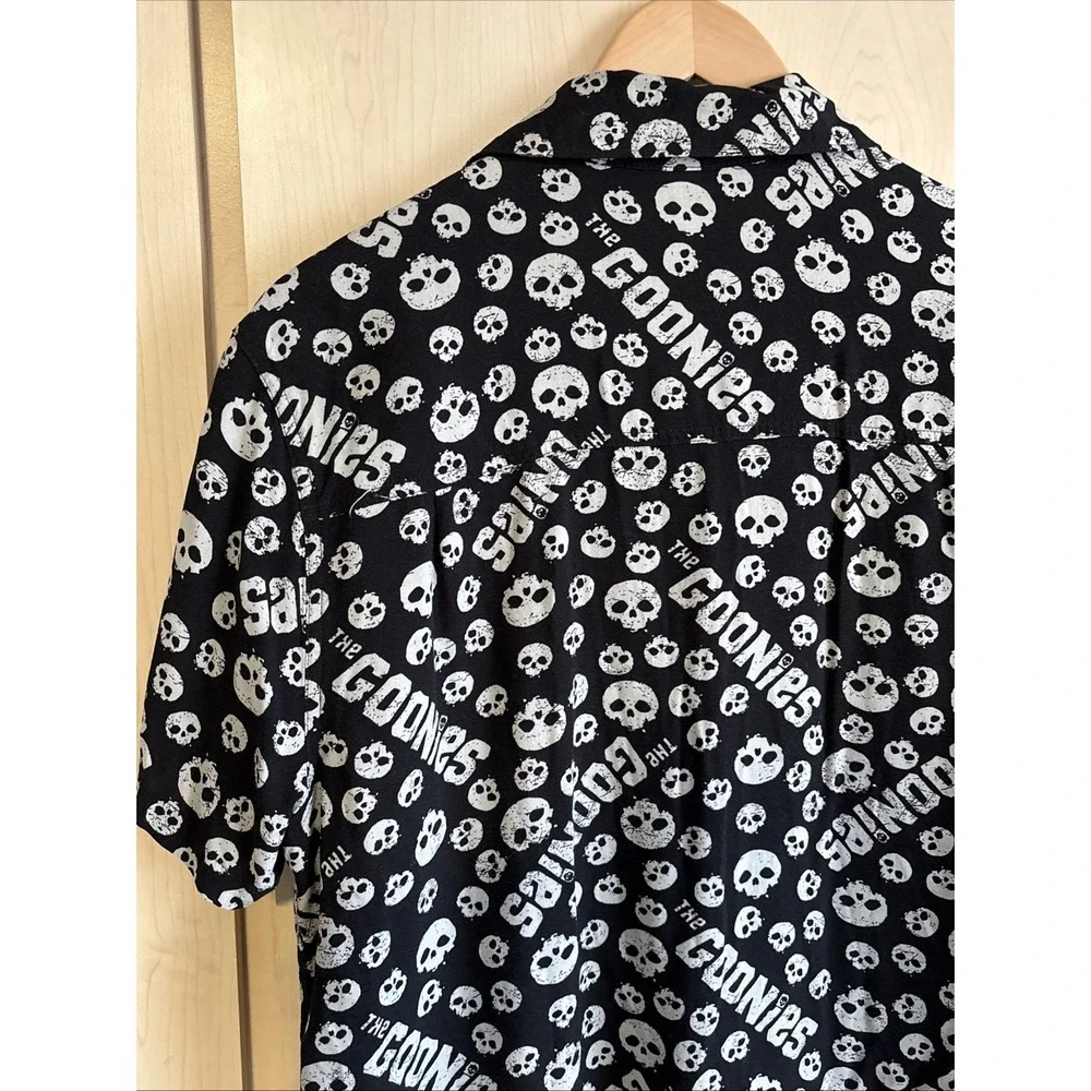 The Goonies Short Sleeve Button Up Shirt Skull Print Men's Size Medium Rayon EUC